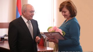 The Chairman of RA Investigative Committee Aghvan Hovsepyan awarded the doctor having demonstrated a high sense of civic duty