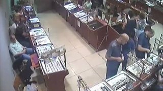 Գողություն ոսկերչական սրահից. որոնվում են լուսանկարներում պատկերված անձինք (Լուսանկարներ)