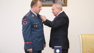 В Котайке раскрыты более десятка случаев квартирных краж; председатель СК РА наградил за профессиональную работу (фото)