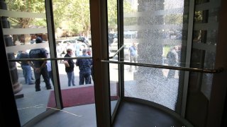 Հարուցվել է քրեական գործ՝ Երևանում այսօր տեղի ունեցած սպանության դեպքի առթիվ. Պարզվում են հանգամանքները (Լուսանկարներ)