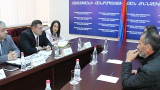 Քննչական կոմիտեի նախագահն ընդունել է զոհված սպայի ծնողներին (լուսանկարներ)