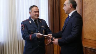 Քննչական կոմիտեի նախագահի տեղակալը պարգևատրել է ոստիկանության մի խումբ ծառայողների (լուսանկարներ)