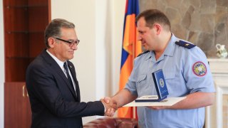 Քննչական կոմիտեի նախագահը պարգևատրել է ՀՀ ֆուտբոլի ֆեդերացիայի փոխնախագահին և ՀՀ ֆուտզալի ազգային հավաքականի գլխավոր մարզչին (լուսանկարներ)