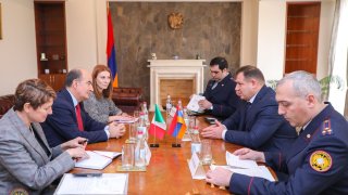 ՀՀ ՔԿ նախագահ Հայկ Գրիգորյանն ընդունել է Հայաստանում Իտալիայի փոխդեսպան Աննառոզա Կոլանջելոյին և ՌԴ-ում ու ՀՀ-ում Իտալիայի դեսպանատանը Իտալիայի ֆինանսական գվարդիայի կցորդ, բրիգադի գեներալ՝ Մաուրիցիո Մուսկառային (լուսանկարներ)