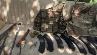 «Երկրապահ կամավորական միություն» ՀԿ Արարատի տարածքային ստորաբաժանման նախագահը ձերբակալվել է՝ ապօրինի կերպով զենք, զինամթերք ձեռք բերելու, փոխադրելու, պահելու կասկածանքով (լուսանկարներ)