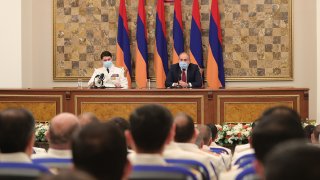 «Придаю значение эффективному расследованию уголовных дел, связанных с обстоятельствами 44-дневной войны». Премьер-министр посетил Следственный комитет (фото)