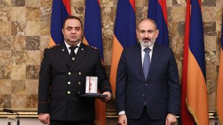 Մեր բոլոր գործողությունների հիմքում պետք է լինի պետությունը և պետական շահը. Վարչապետը ներկա է գտնվել ՔԿ ծառայողի օրվան նվիրված հանդիսավոր նիստին (լուսանկարներ, տեսանյութ)