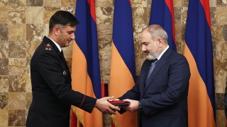 Մեր բոլոր գործողությունների հիմքում պետք է լինի պետությունը և պետական շահը. Վարչապետը ներկա է գտնվել ՔԿ ծառայողի օրվան նվիրված հանդիսավոր նիստին (լուսանկարներ, տեսանյութ)