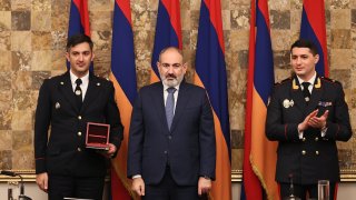 Մեր բոլոր գործողությունների հիմքում պետք է լինի պետությունը և պետական շահը. Վարչապետը ներկա է գտնվել ՔԿ ծառայողի օրվան նվիրված հանդիսավոր նիստին (լուսանկարներ, տեսանյութ)