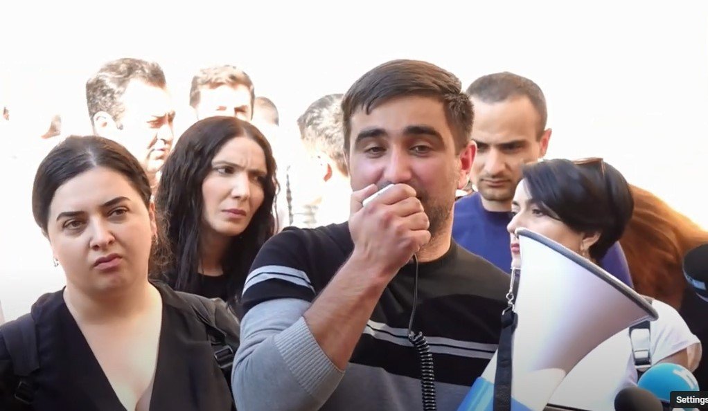 Որոշում է կայացվել Կառավարության շենքի դիմաց հրապարակայնորեն բռնության կոչեր հնչեցնելու և բռնություններն արդարացնելու կասկածանքով ձերբակալել Սերոբ Նալթակյանին