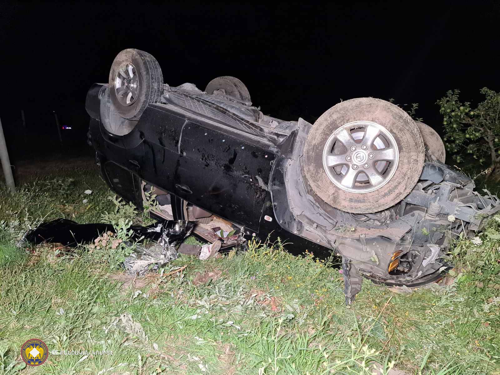 «Տոյոտա» մակնիշի ավտոմեքենան գլխիվայր շրջվել է. կա զոհ (տեսանյութ, լուսանկարներ)