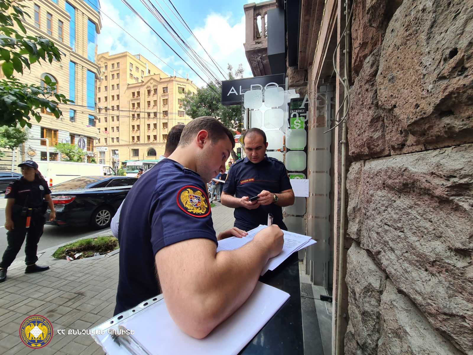 Ավազակություն՝ վարկերի տրամադրման և տարադրամի փոխանակման կետում (տեսանյութ, լուսանկարներ)