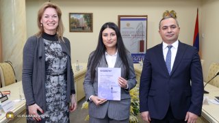 Քննչական կոմիտեի նախագահը և Նիդերլանդների դեսպանը հավաստագրեր են հանձնել վերապատրաստում անցած քննիչներին