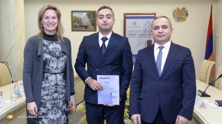 Քննչական կոմիտեի նախագահը և Նիդերլանդների դեսպանը հավաստագրեր են հանձնել վերապատրաստում անցած քննիչներին