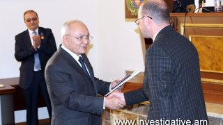 Завершившие обучение кандидаты в следователи вместе с дипломами получили копии приказов председателя СК РА о назначении на работу(фото)