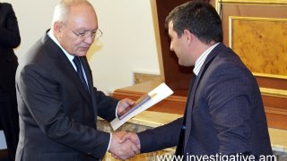 Завершившие обучение кандидаты в следователи вместе с дипломами получили копии приказов председателя СК РА о назначении на работу(фото)