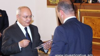 Завершившие обучение кандидаты в следователи вместе с дипломами получили копии приказов председателя СК РА о назначении на работу(фото)