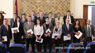 Завершившие обучение кандидаты в следователи вместе с дипломами получили копии приказов председателя СК РА о назначении на работу(фото)