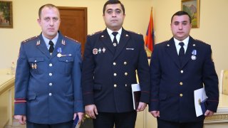 В Котайке раскрыты более десятка случаев квартирных краж; председатель СК РА наградил за профессиональную работу (фото)