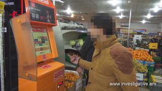 Կողոպուտ «Կրպակ» սուպերմարկետում. Կասկածյալը նախաքննական մարմնին է ներկայացրել գողոնը (Լուսանկարներ)