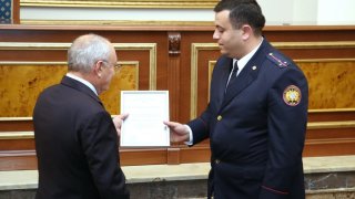 Պարզվել է Հրազդանի երկու բնակիչների սպանությանն առնչություն ունեցած անձանց ինքնությունը. Քննիչներն ու ոստիկանները պարգևատրվել են բացահայտման ուղղությամբ կատարած աշխատանքի համար (Լուսանկարներ)