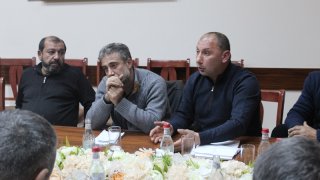 Chairman of RA Investigative Committee Met Dead Servicemen's Relatives (photos)