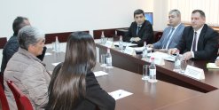 Քննչական կոմիտեի նախագահն ընդունել է զոհված սպայի ծնողներին (լուսանկարներ)