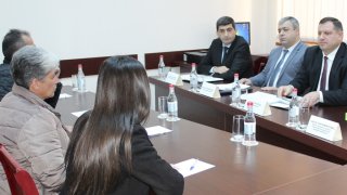 Քննչական կոմիտեի նախագահն ընդունել է զոհված սպայի ծնողներին (լուսանկարներ)