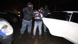 Էրեբունիում տեղի ունեցած միջադեպի գործով 4 անձ ձերբակալվել է, կատարվել է 15-ից ավելի խուզարկություն, հայտնաբերվել զենքեր (լուսանկարներ)