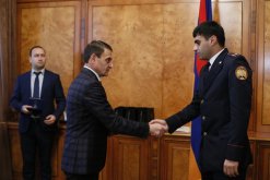 Քննչական կոմիտեի նախագահի տեղակալը պարգևատրել է ոստիկանության մի խումբ ծառայողների (լուսանկարներ)