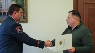 Քննչական կոմիտեի նախագահը պարգևատրել է Կոտայքի մարզի դատախազի տեղակալին, ինչպես նաև՝ Ոստիկանության Կոտայքի բաժնի մի շարք ծառայողների (լուսանկարներ)