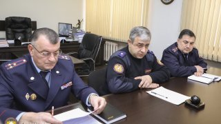 ՀՀ ՔԿ նախագահ Հայկ Գրիգորյանի հանձնարարությամբ՝ Քննչական կոմիտեի նախագահի տեղակալ, զինվորական քննչական գլխավոր վարչության պետն ընդունել է մահացած զինծառայողի հարազատներին (լուսանկարներ)   