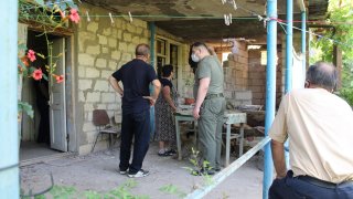 Председатель СК РА Гайк Григорян посетил Тавушскую область для организации следствия по уголовным делам, возбужденным по фактам нарушения ВС Азербайджана режима прекращения огня, и для руководства осмотрами мест происшествия (фото)