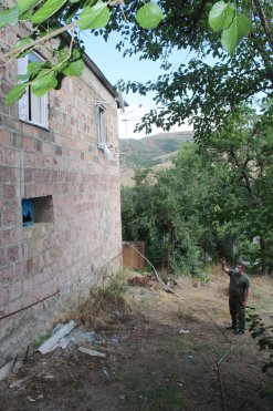 Председатель СК РА Гайк Григорян посетил Тавушскую область для организации следствия по уголовным делам, возбужденным по фактам нарушения ВС Азербайджана режима прекращения огня, и для руководства осмотрами мест происшествия (фото)