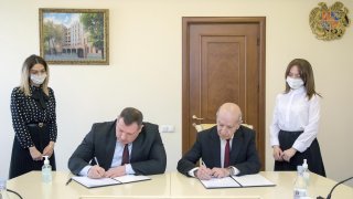 ՀՀ քննչական կոմիտեն և «Երևանի Գլաձոր» համալսարանի Կրիմինալիստիկական փորձաքննությունների կենտրոն»-ը համաձայնագիր ստորագրեցին (լուսանկարներ)
