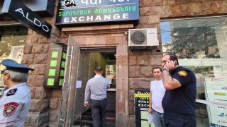 Ավազակություն՝ վարկերի տրամադրման և տարադրամի փոխանակման կետում (տեսանյութ, լուսանկարներ)