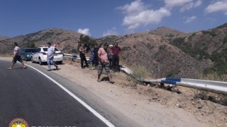 Բեռնատարը կողաշրջվել և ընկել է ձորը. վարորդը մահացել է (լուսանկարներ)