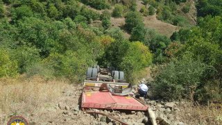 Բեռնատարը կողաշրջվել և ընկել է ձորը. վարորդը մահացել է (լուսանկարներ)