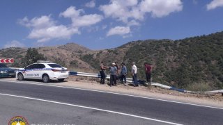 Բեռնատարը կողաշրջվել և ընկել է ձորը. վարորդը մահացել է (լուսանկարներ)