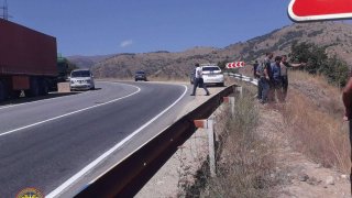 Բեռնատարը կողաշրջվել և ընկել է ձորը. վարորդը մահացել է (լուսանկարներ)