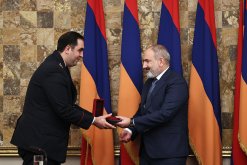 Մեր բոլոր գործողությունների հիմքում պետք է լինի պետությունը և պետական շահը. Վարչապետը ներկա է գտնվել ՔԿ ծառայողի օրվան նվիրված հանդիսավոր նիստին (լուսանկարներ, տեսանյութ)