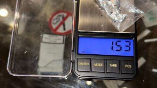 Было обнаружено большое количество наркотиков и предметов для изготовления наркотиков: два человека были арестованы по обвинению в незаконном обороте наркотиков (видео, фото)