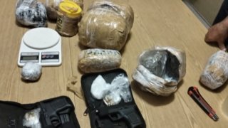 Երեք անձ կալանավորվել է` ավելի քան 10կգ ընդհանուր քաշով «Մարիխուանա», «Մեթամֆետամին» և «Հերոին» տեսակի թմրամիջոցների մաքսանենգության և ապօրինի շրջանառության վերաբերյալ վարույթով