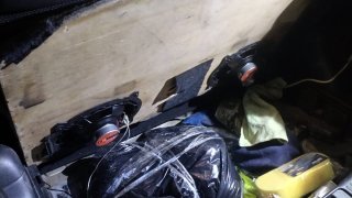 Трое арестованы по делу о контрабанде и незаконном обороте наркотиков «марихуана», «метамфетамин» и «героин» общим весом более 10 кг.